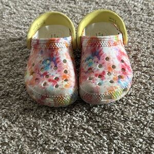 Size 6 toddler girl, crocs multicolored